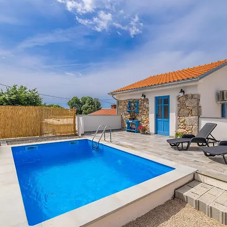 House Kuntenta With Pool And Jacuzzi Skrbčići