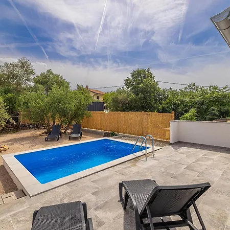 House Kuntenta With Pool And Jacuzzi Feriehus Skrbčići