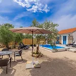 House Kuntenta With Pool And Jacuzzi Holiday home *